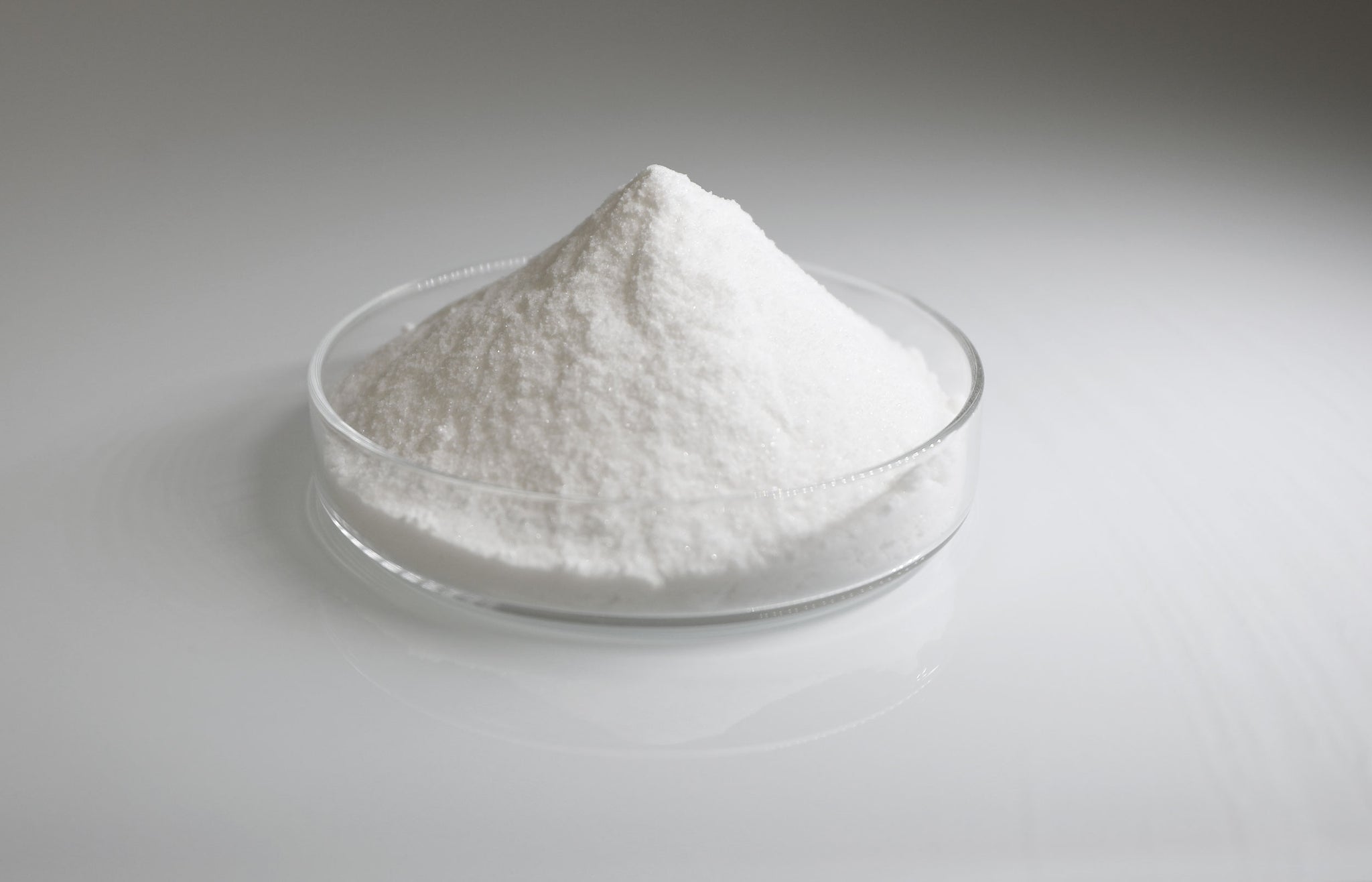 Magnesium glycinate powder in a shallow glass dish